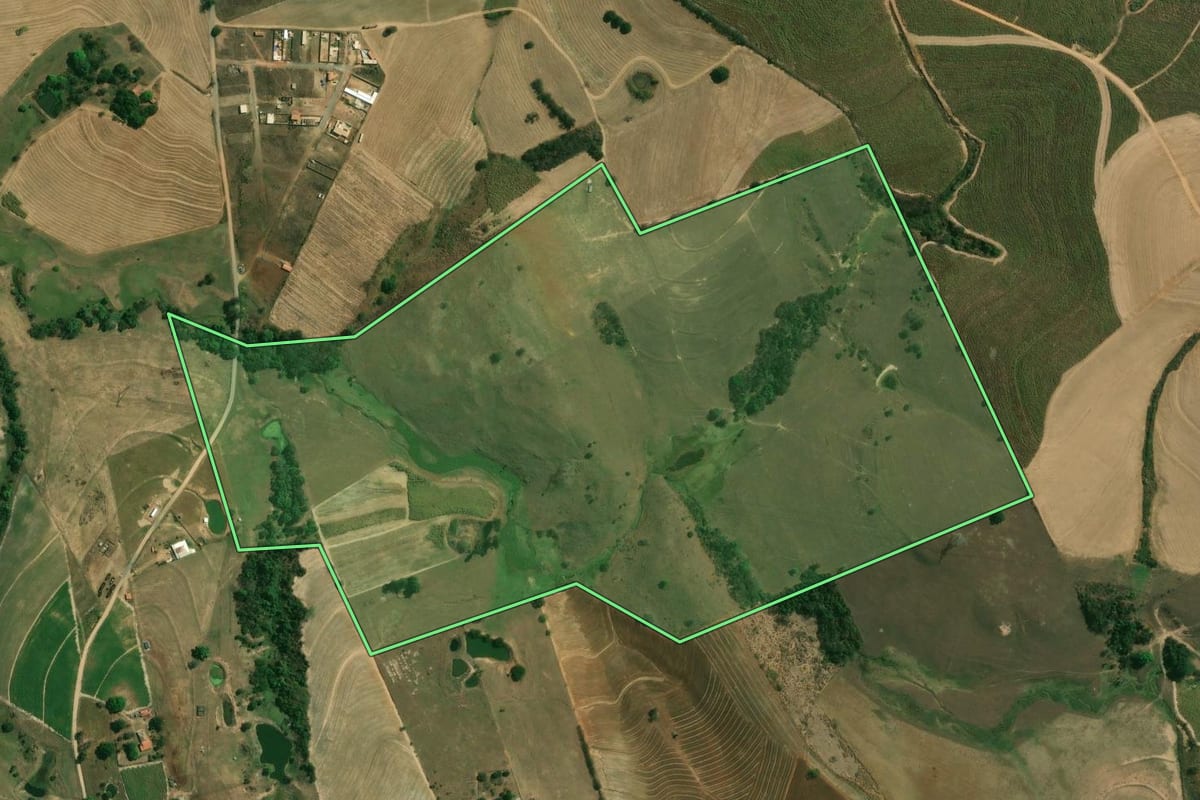 Imagem de satélite do imóvel rural em Piracicaba (SP), com o contorno declarado no CAR desenhado por cima.