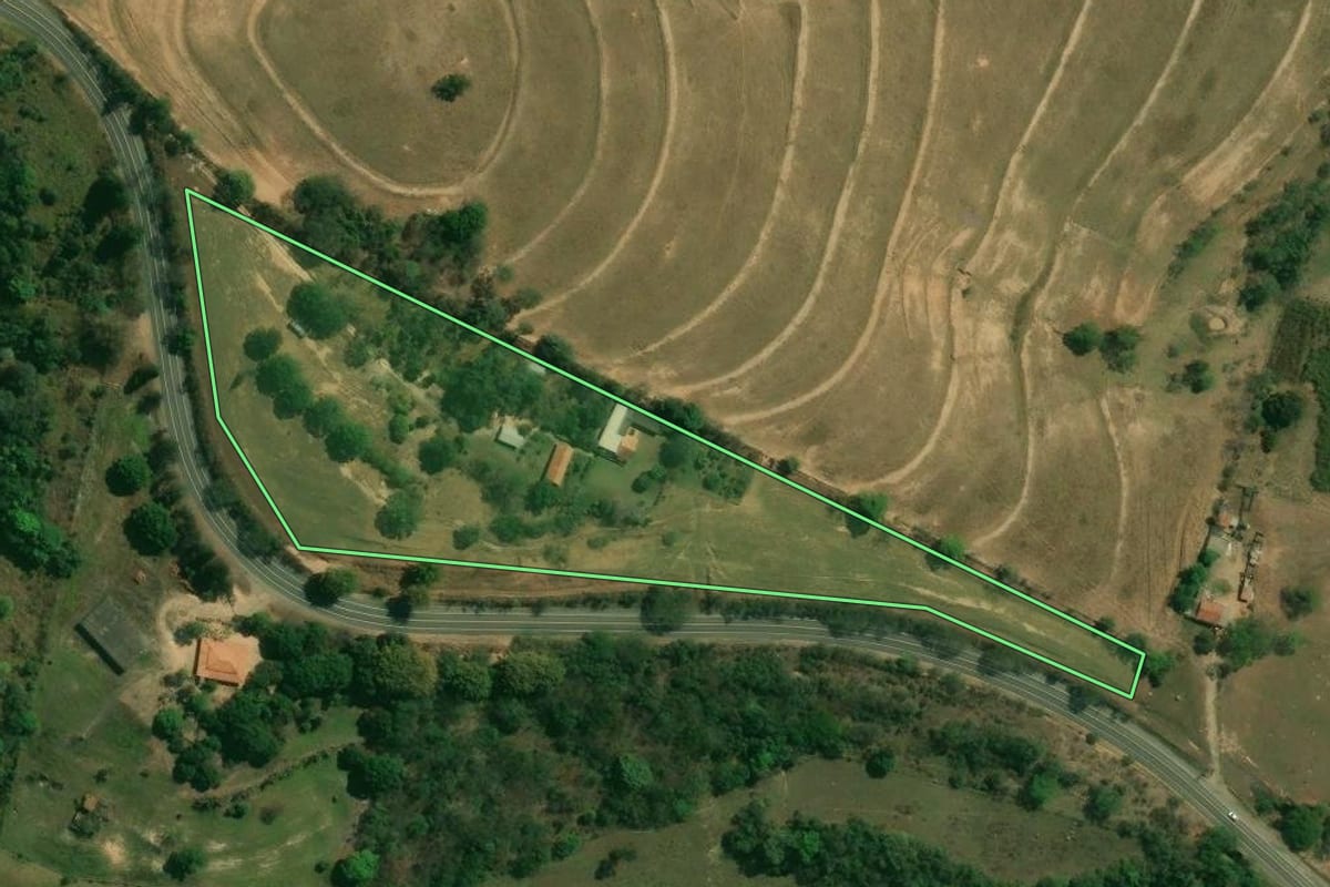 Imagem de satélite do imóvel rural em Piracicaba (SP), com o contorno declarado no CAR desenhado por cima.