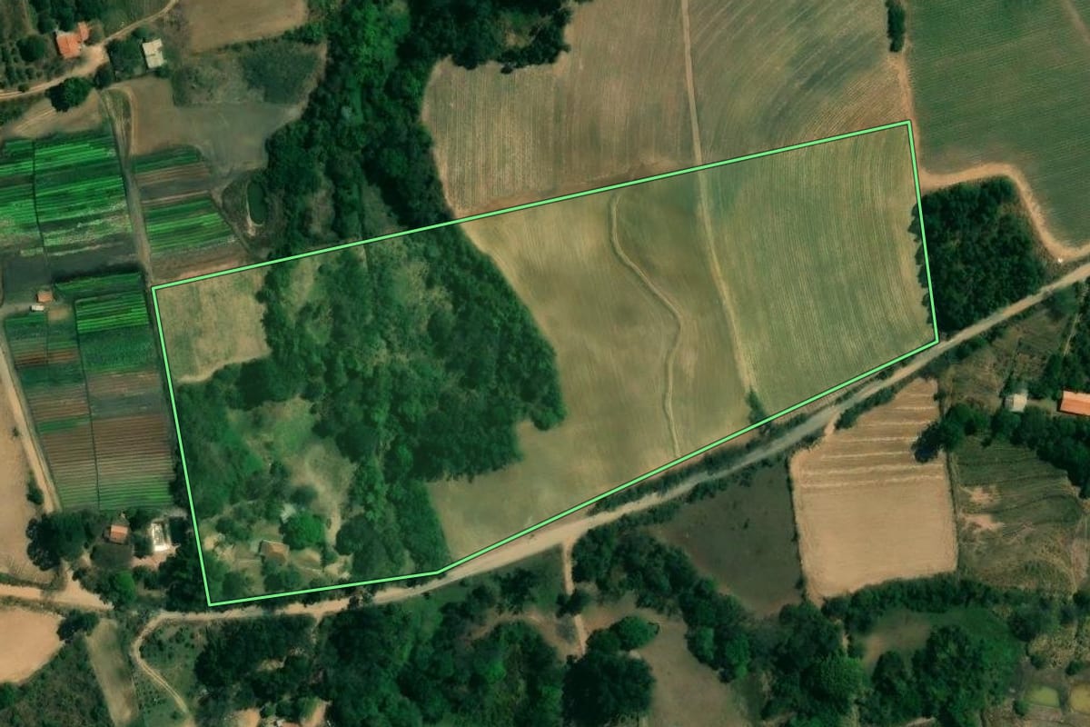 Imagem de satélite do imóvel rural em Piracicaba (SP), com o contorno declarado no CAR desenhado por cima.