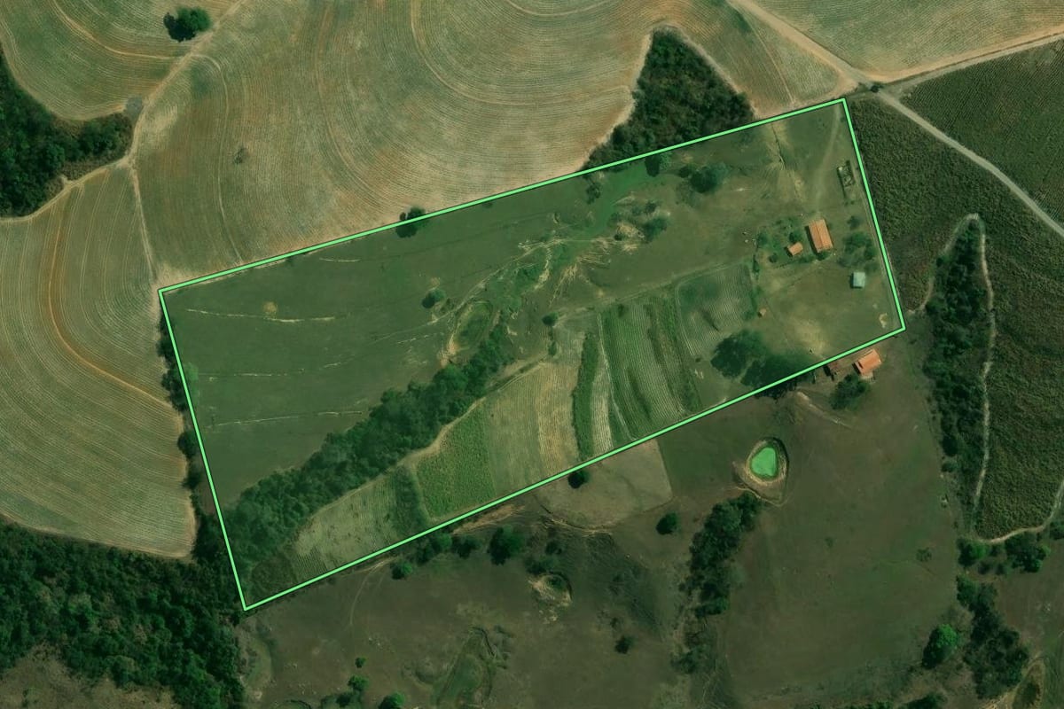 Imagem de satélite do imóvel rural em Piracicaba (SP), com o contorno declarado no CAR desenhado por cima.