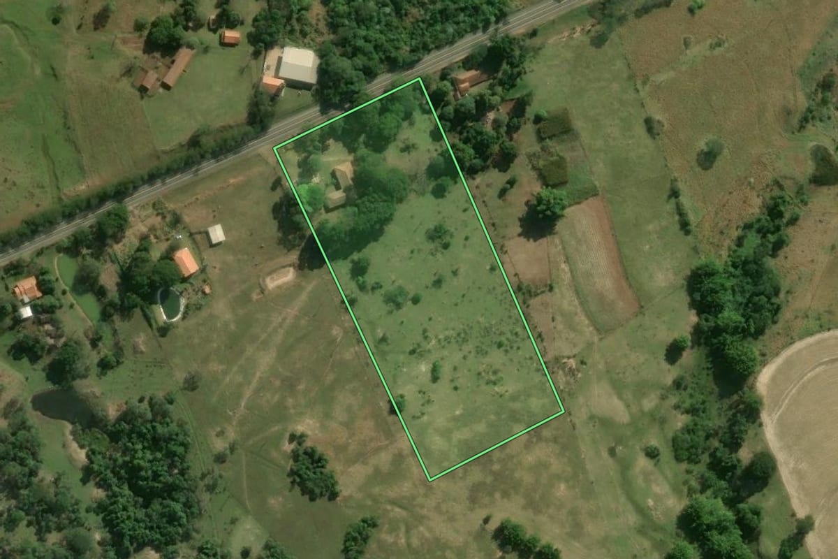 Imagem de satélite do imóvel rural em Piracicaba (SP), com o contorno declarado no CAR desenhado por cima.