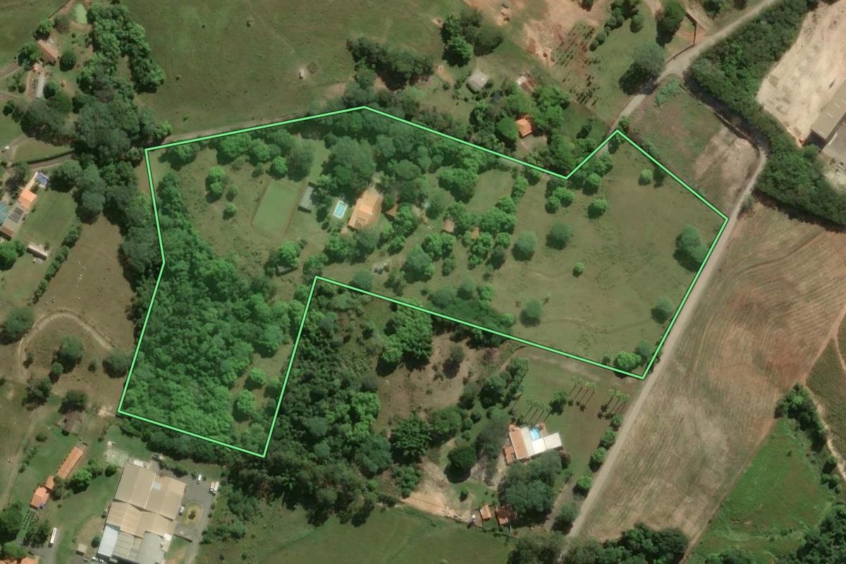 Imagem de satélite do imóvel rural em Piracicaba (SP), com o contorno declarado no CAR desenhado por cima.