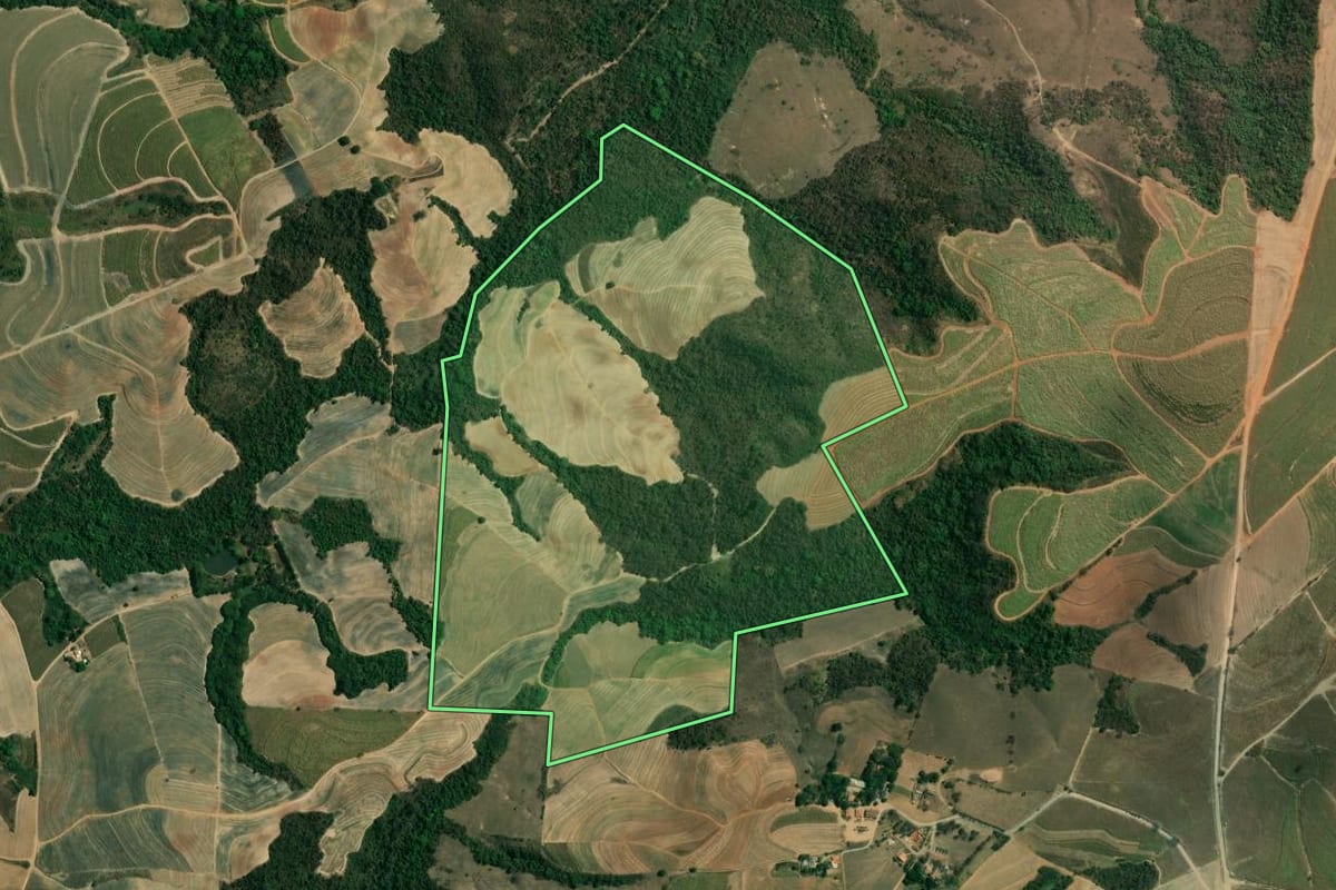 Imagem de satélite do imóvel rural em Piracicaba (SP), com o contorno declarado no CAR desenhado por cima.