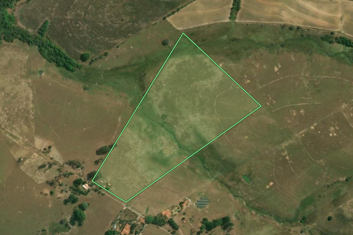 Imagem de satélite do imóvel rural em Piracicaba (SP), com o contorno declarado no CAR desenhado por cima.