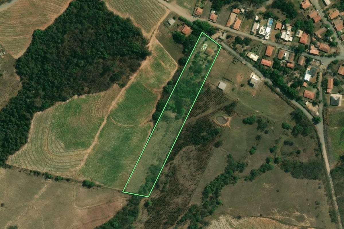 Imagem de satélite do imóvel rural em Piracicaba (SP), com o contorno declarado no CAR desenhado por cima.