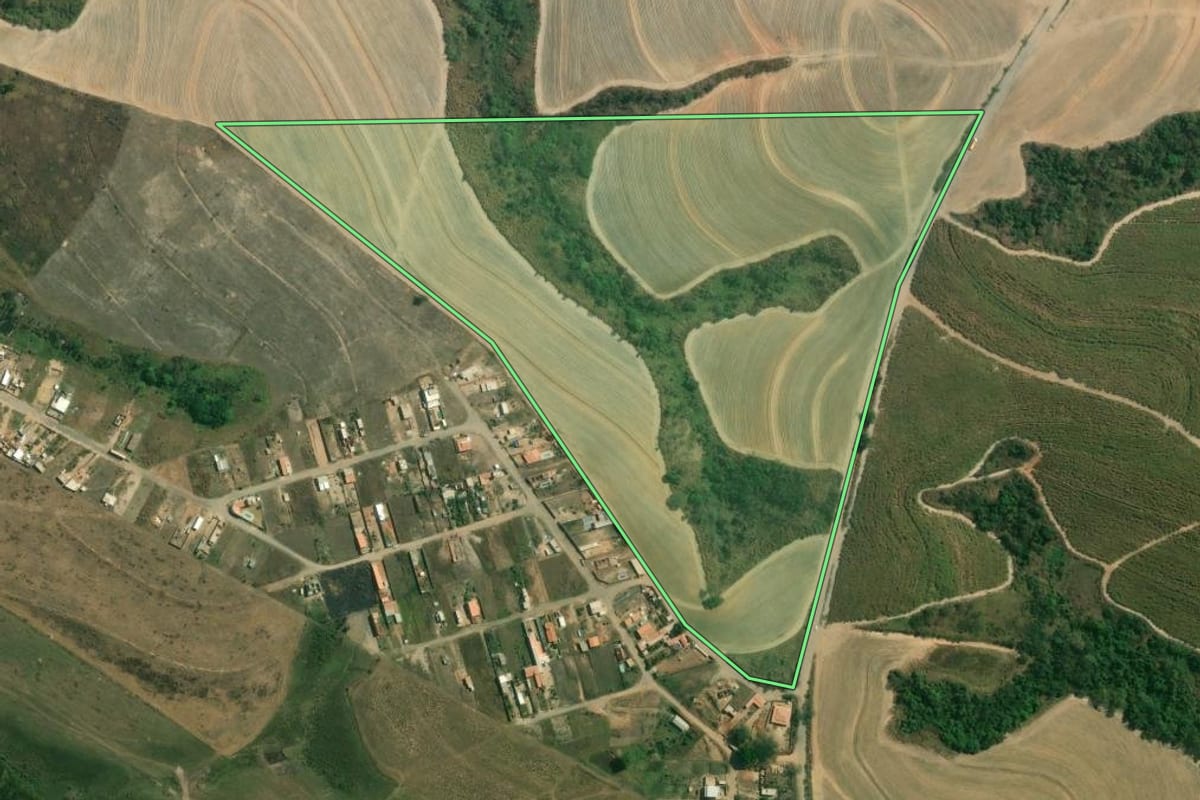 Imagem de satélite do imóvel rural em Piracicaba (SP), com o contorno declarado no CAR desenhado por cima.