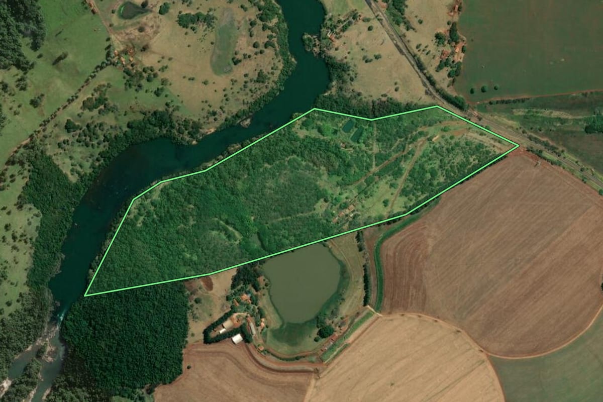 Imagem de satélite do imóvel rural em Piraju (SP), com o contorno declarado no CAR desenhado por cima.