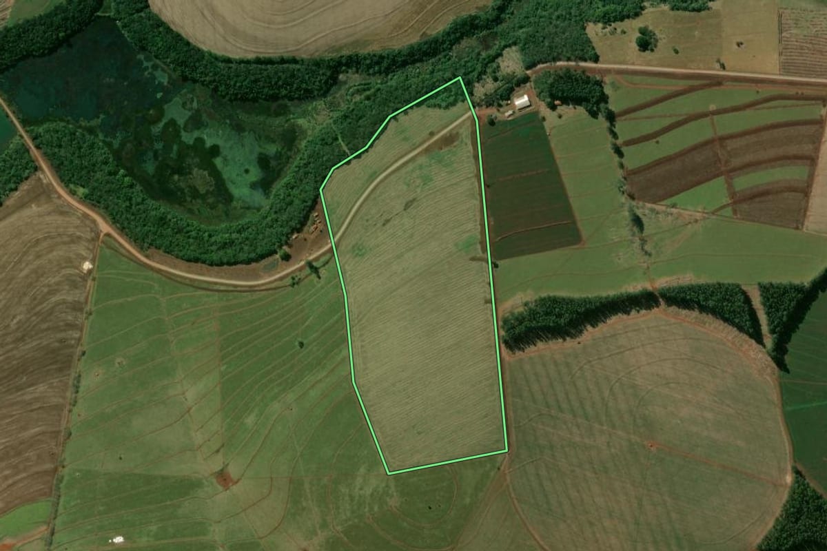 Imagem de satélite do imóvel rural em Piraju (SP), com o contorno declarado no CAR desenhado por cima.