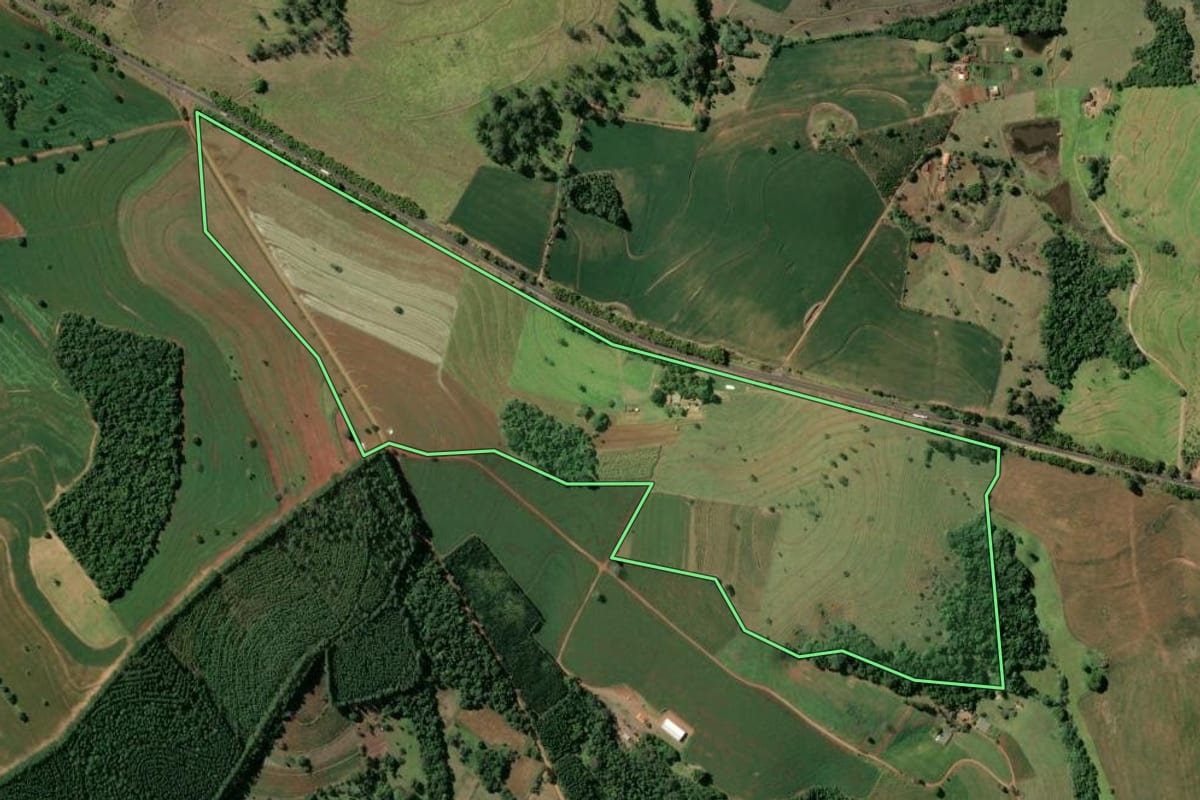 Imagem de satélite do imóvel rural em Piraju (SP), com o contorno declarado no CAR desenhado por cima.