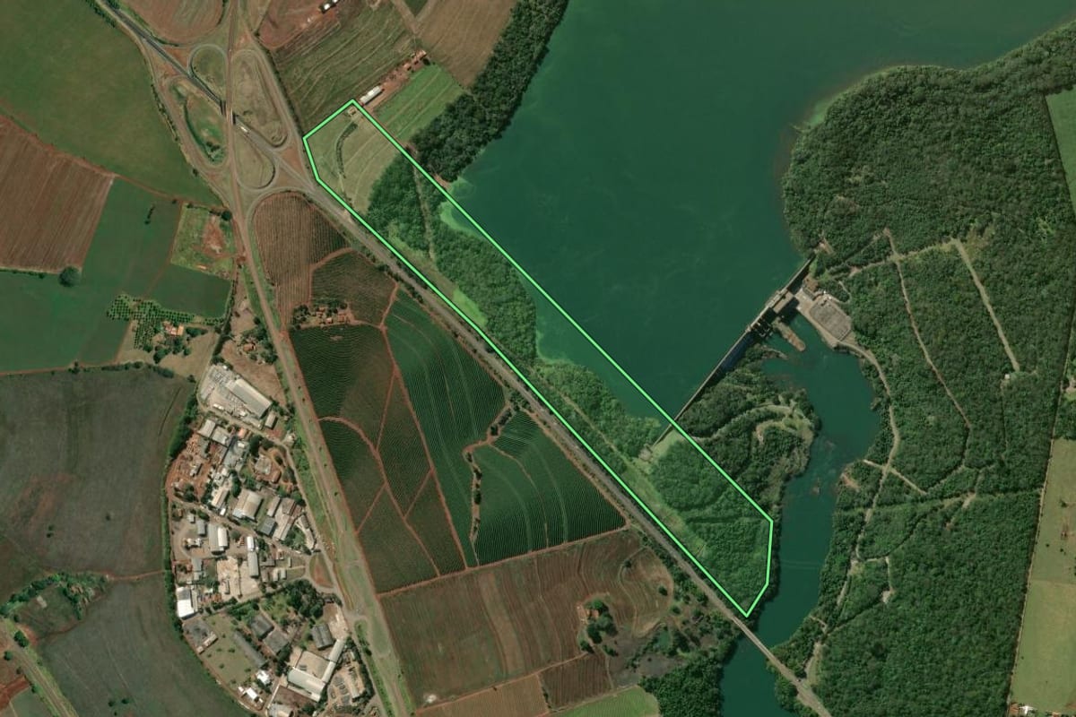 Imagem de satélite do imóvel rural em Piraju (SP), com o contorno declarado no CAR desenhado por cima.
