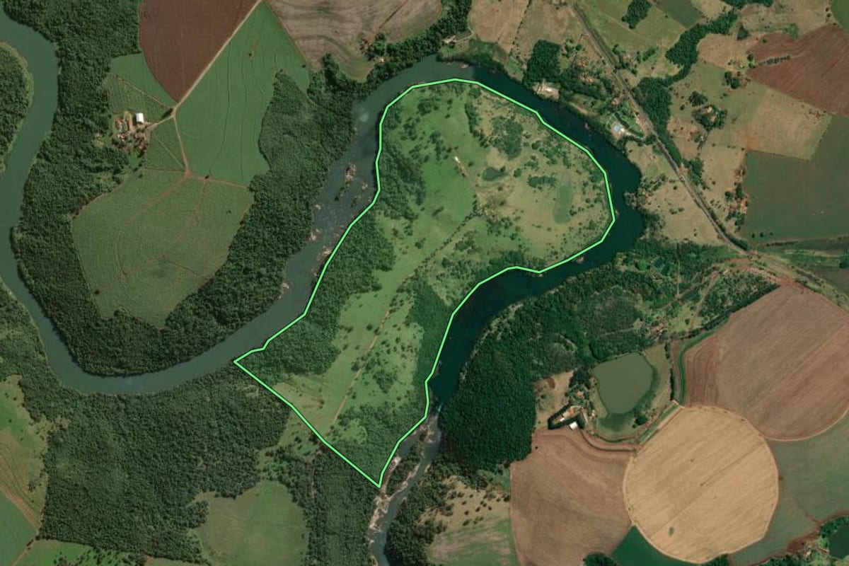 Imagem de satélite do imóvel rural em Piraju (SP), com o contorno declarado no CAR desenhado por cima.