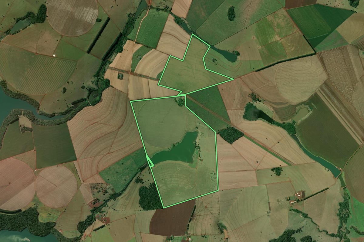 Imagem de satélite do imóvel rural em Piraju (SP), com o contorno declarado no CAR desenhado por cima.