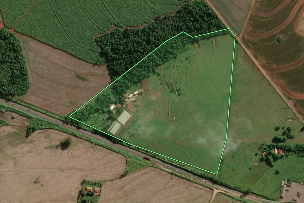 Imagem de satélite do imóvel rural em Piraju (SP), com o contorno declarado no CAR desenhado por cima.