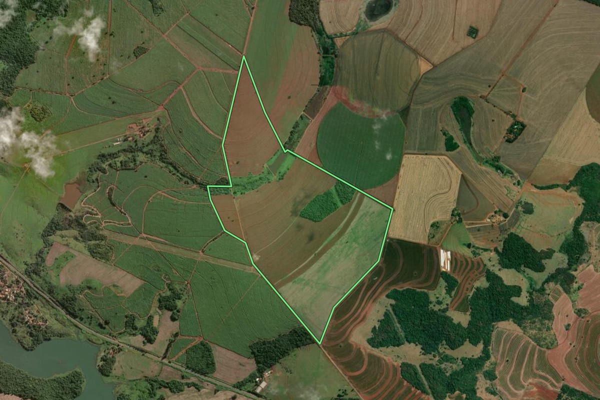 Imagem de satélite do imóvel rural em Piraju (SP), com o contorno declarado no CAR desenhado por cima.
