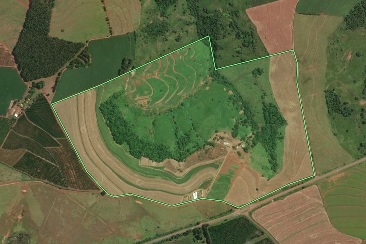 Imagem de satélite do imóvel rural em Piraju (SP), com o contorno declarado no CAR desenhado por cima.