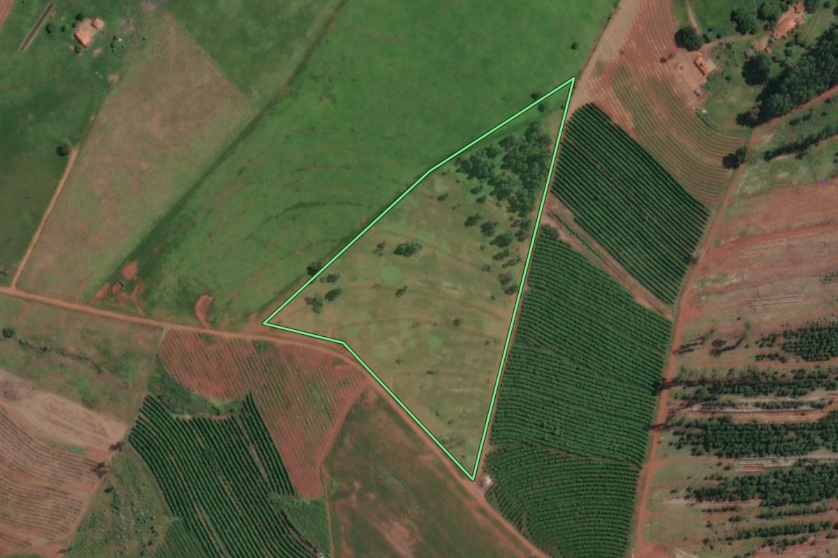 Imagem de satélite do imóvel rural em Piraju (SP), com o contorno declarado no CAR desenhado por cima.
