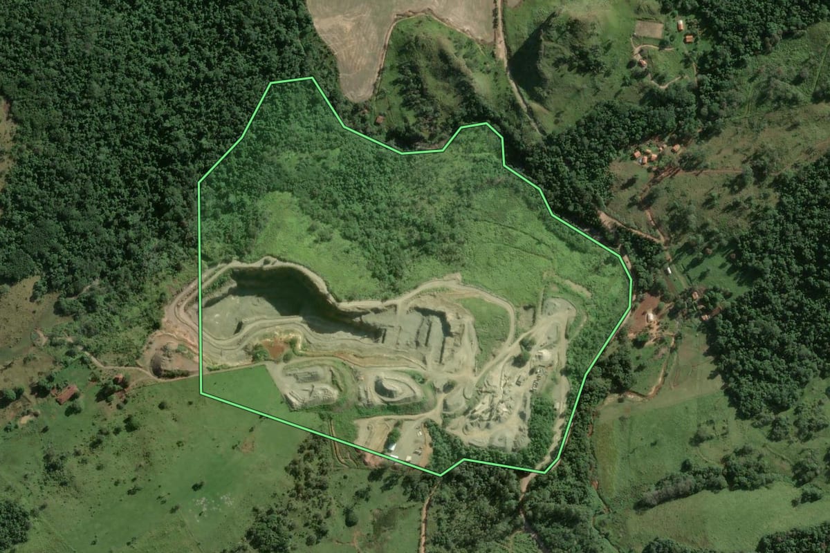 Imagem de satélite do imóvel rural em Piraju (SP), com o contorno declarado no CAR desenhado por cima.