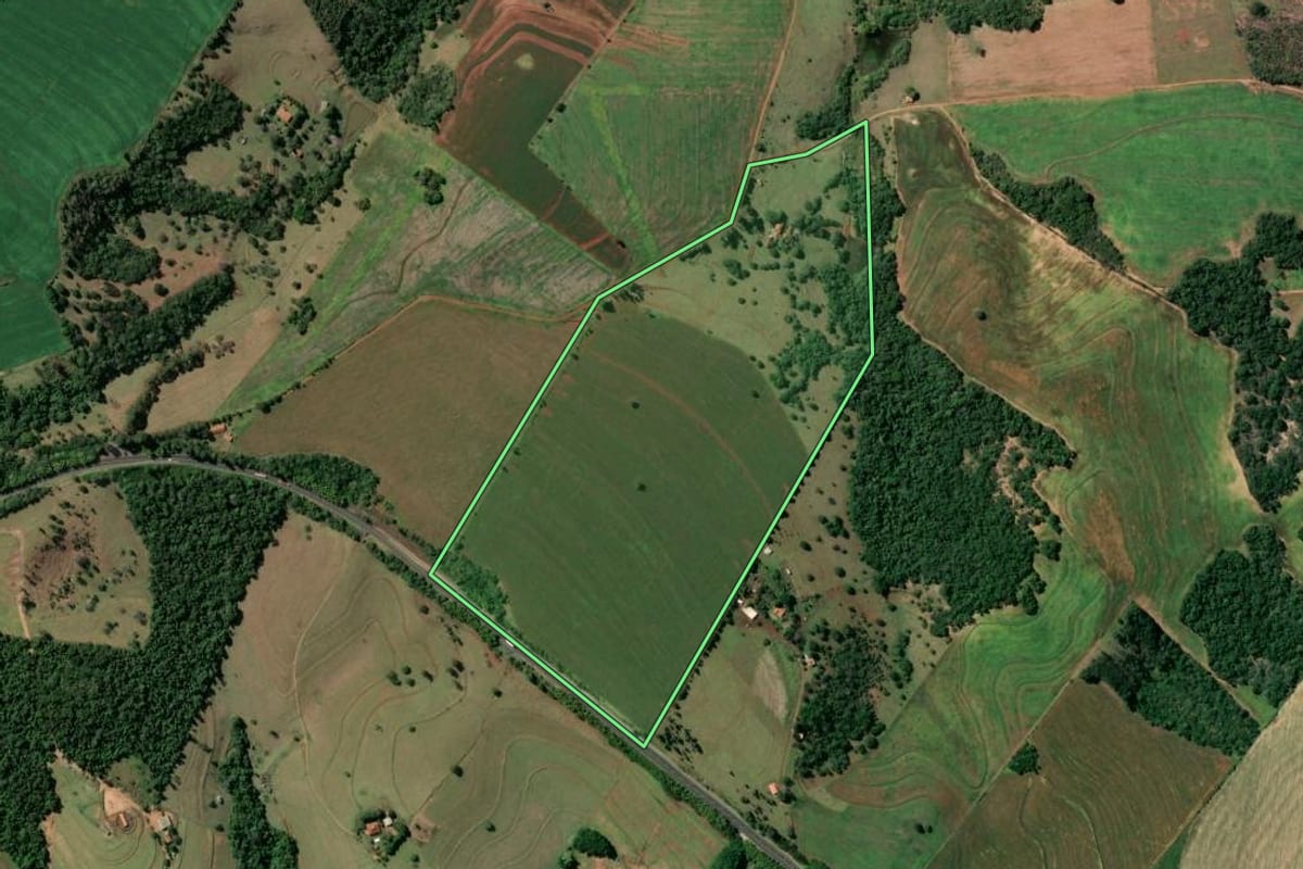 Imagem de satélite do imóvel rural em Piraju (SP), com o contorno declarado no CAR desenhado por cima.