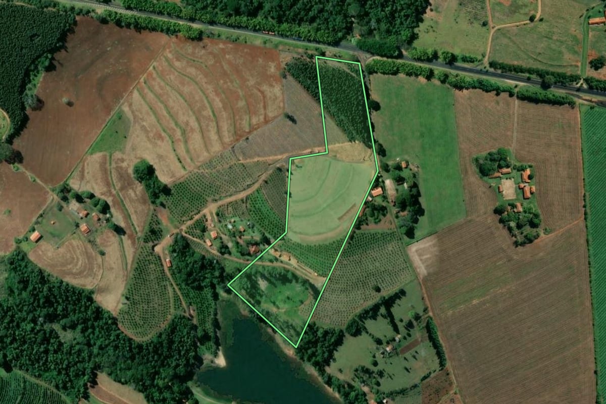 Imagem de satélite do imóvel rural em Piraju (SP), com o contorno declarado no CAR desenhado por cima.