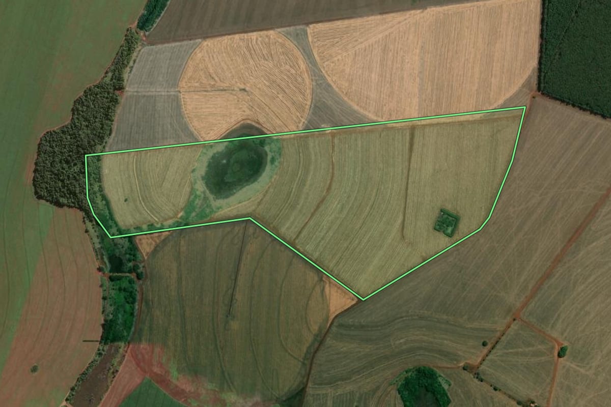 Imagem de satélite do imóvel rural em Piraju (SP), com o contorno declarado no CAR desenhado por cima.