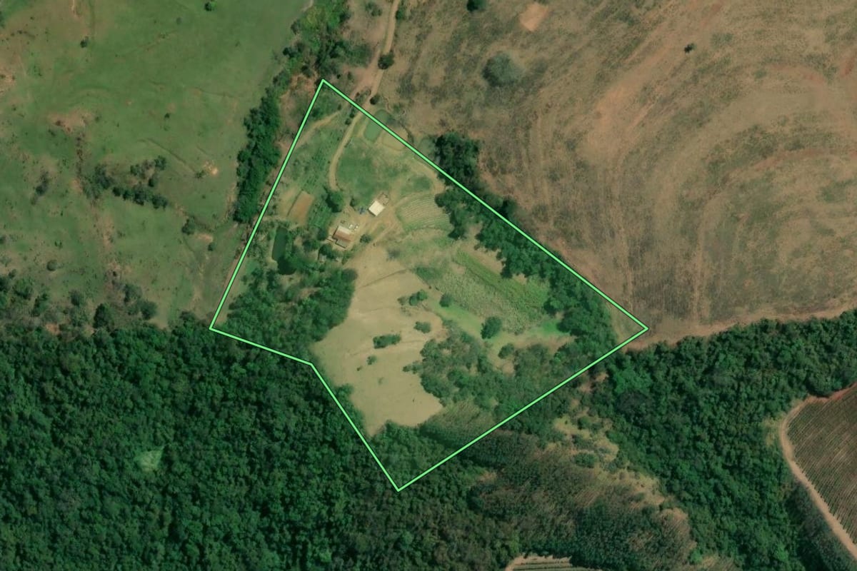 Imagem de satélite do imóvel rural em Piraju (SP), com o contorno declarado no CAR desenhado por cima.