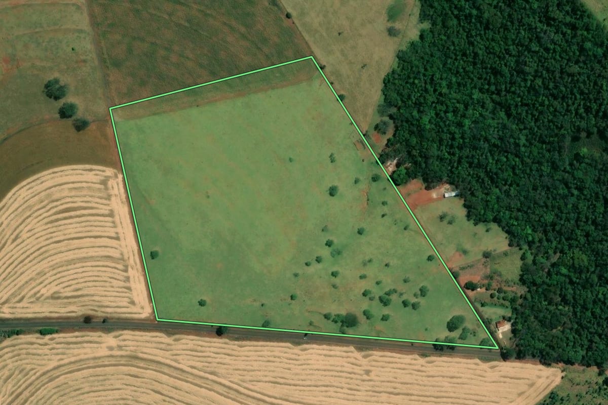Imagem de satélite do imóvel rural em Piraju (SP), com o contorno declarado no CAR desenhado por cima.