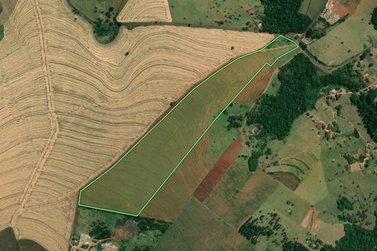 Imagem de satélite do imóvel rural em Piraju (SP), com o contorno declarado no CAR desenhado por cima.