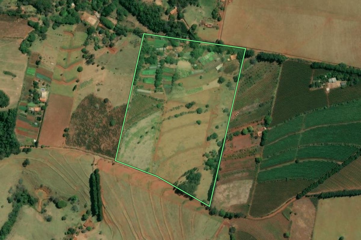 Imagem de satélite do imóvel rural em Piraju (SP), com o contorno declarado no CAR desenhado por cima.