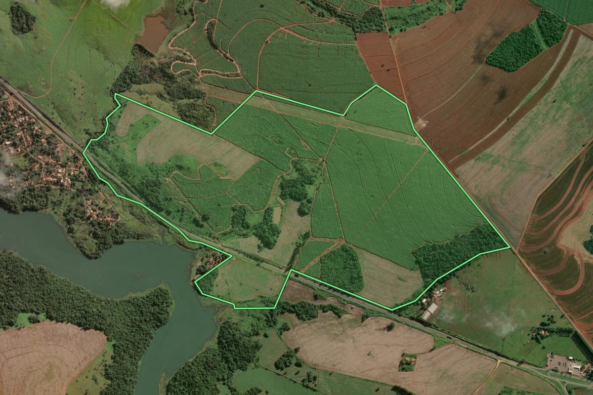 Imagem de satélite do imóvel rural em Piraju (SP), com o contorno declarado no CAR desenhado por cima.