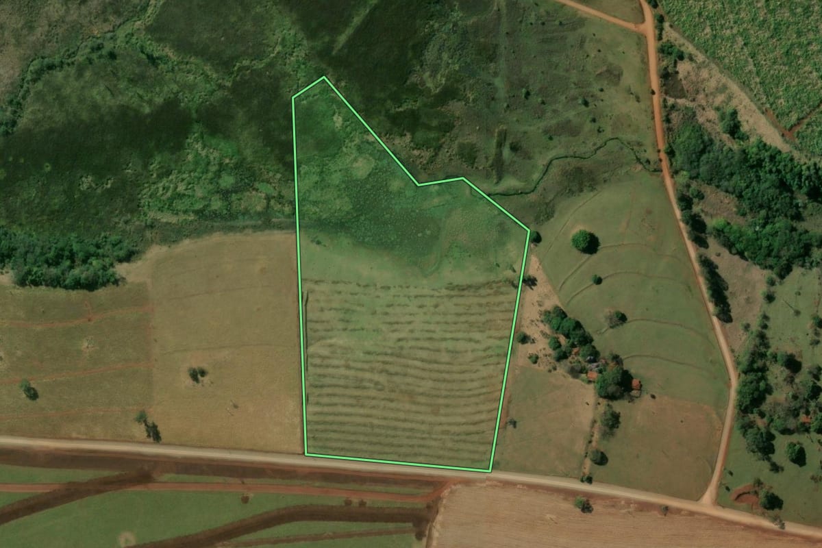 Imagem de satélite do imóvel rural em Piraju (SP), com o contorno declarado no CAR desenhado por cima.