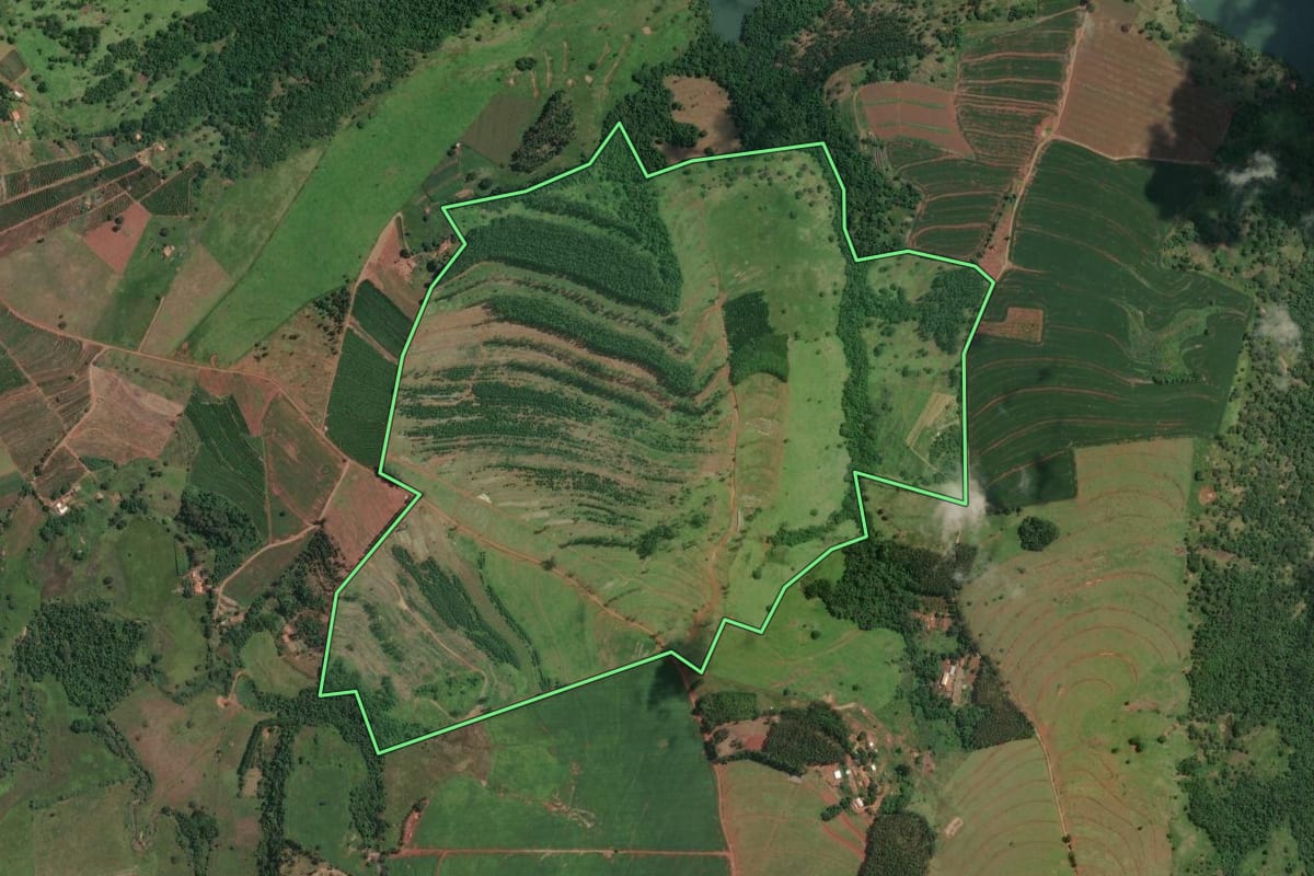 Imagem de satélite do imóvel rural em Piraju (SP), com o contorno declarado no CAR desenhado por cima.