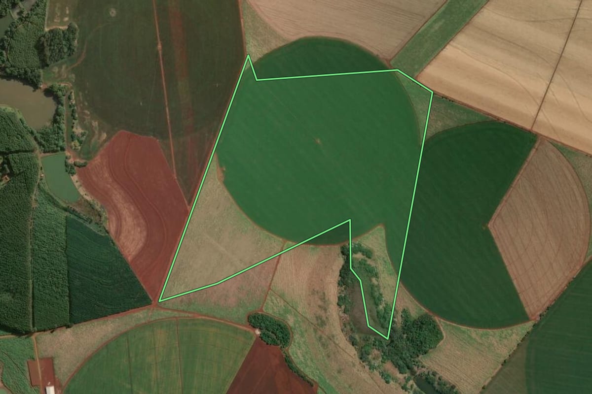 Imagem de satélite do imóvel rural em Piraju (SP), com o contorno declarado no CAR desenhado por cima.