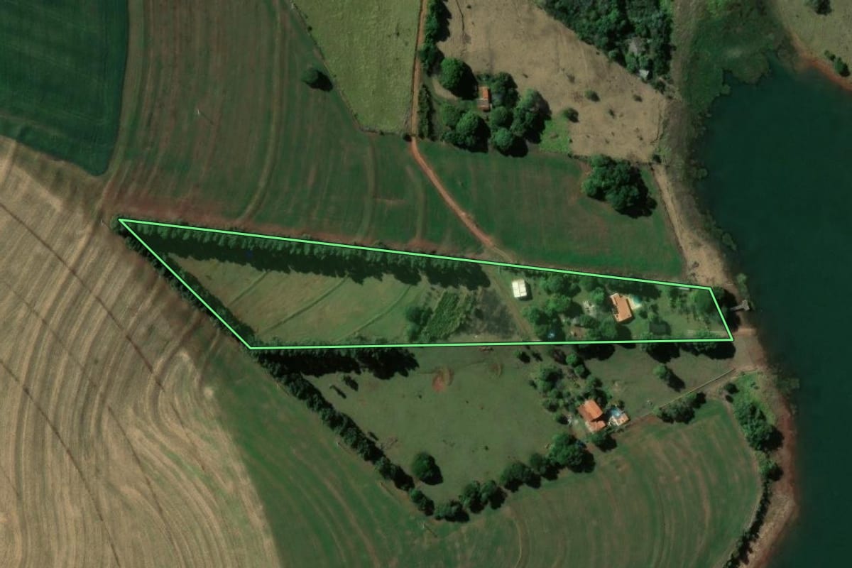 Imagem de satélite do imóvel rural em Piraju (SP), com o contorno declarado no CAR desenhado por cima.