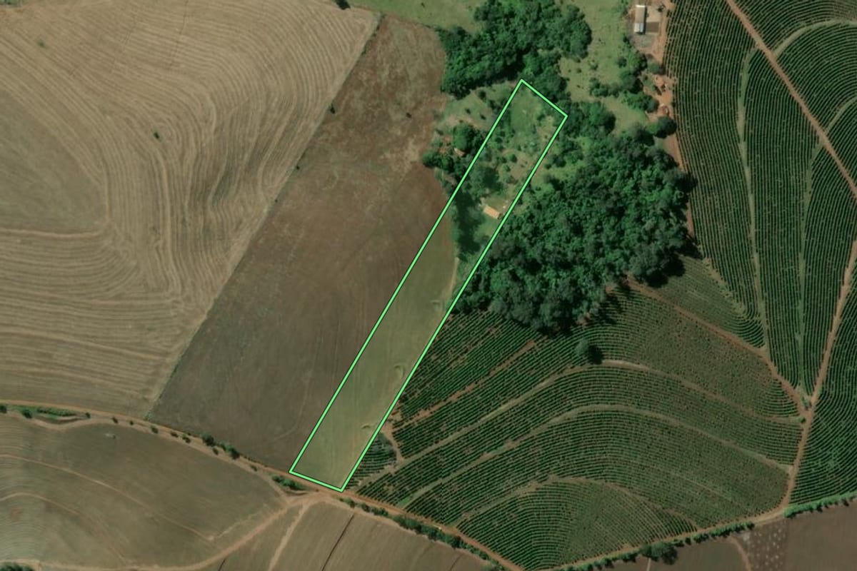 Imagem de satélite do imóvel rural em Piraju (SP), com o contorno declarado no CAR desenhado por cima.