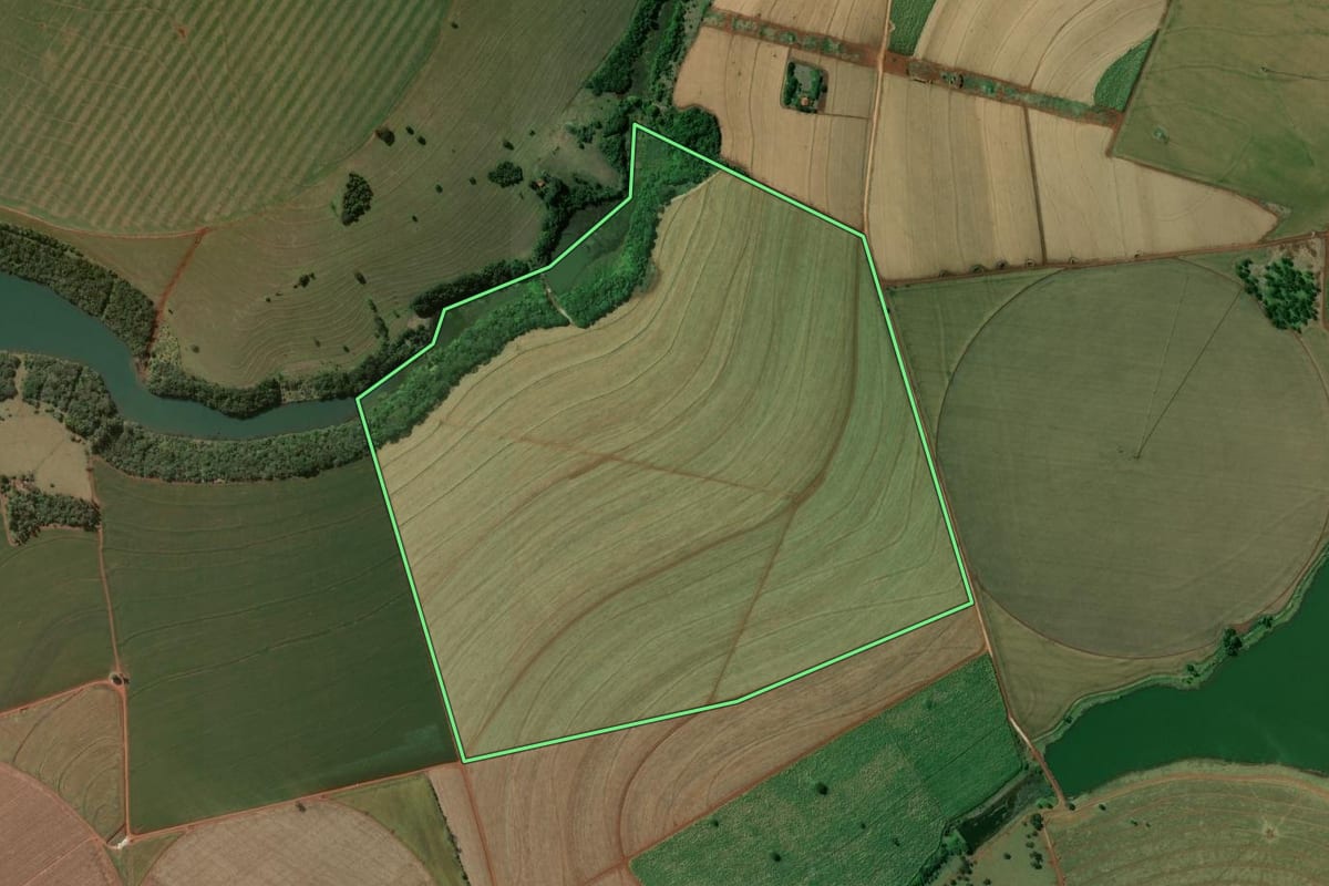 Imagem de satélite do imóvel rural em Piraju (SP), com o contorno declarado no CAR desenhado por cima.