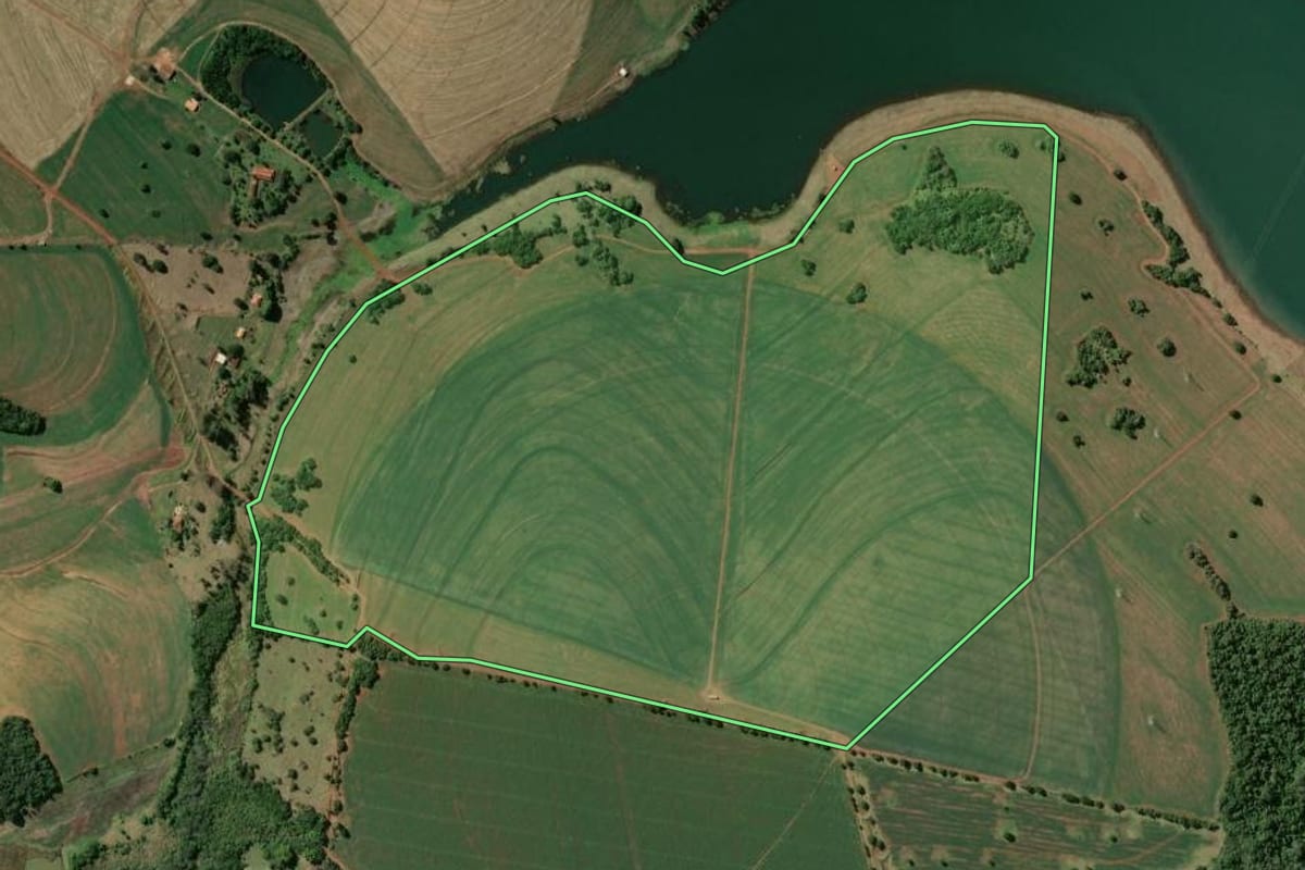 Imagem de satélite do imóvel rural em Piraju (SP), com o contorno declarado no CAR desenhado por cima.