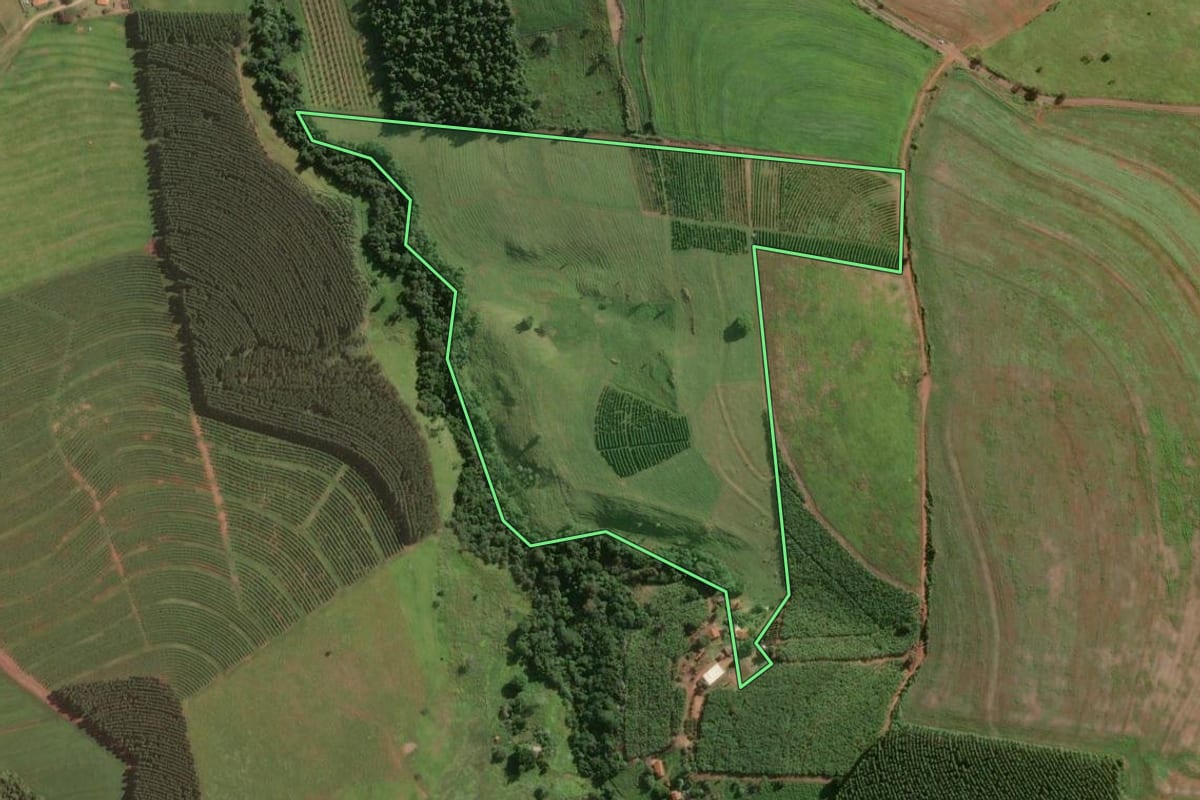 Imagem de satélite do imóvel rural em Piraju (SP), com o contorno declarado no CAR desenhado por cima.