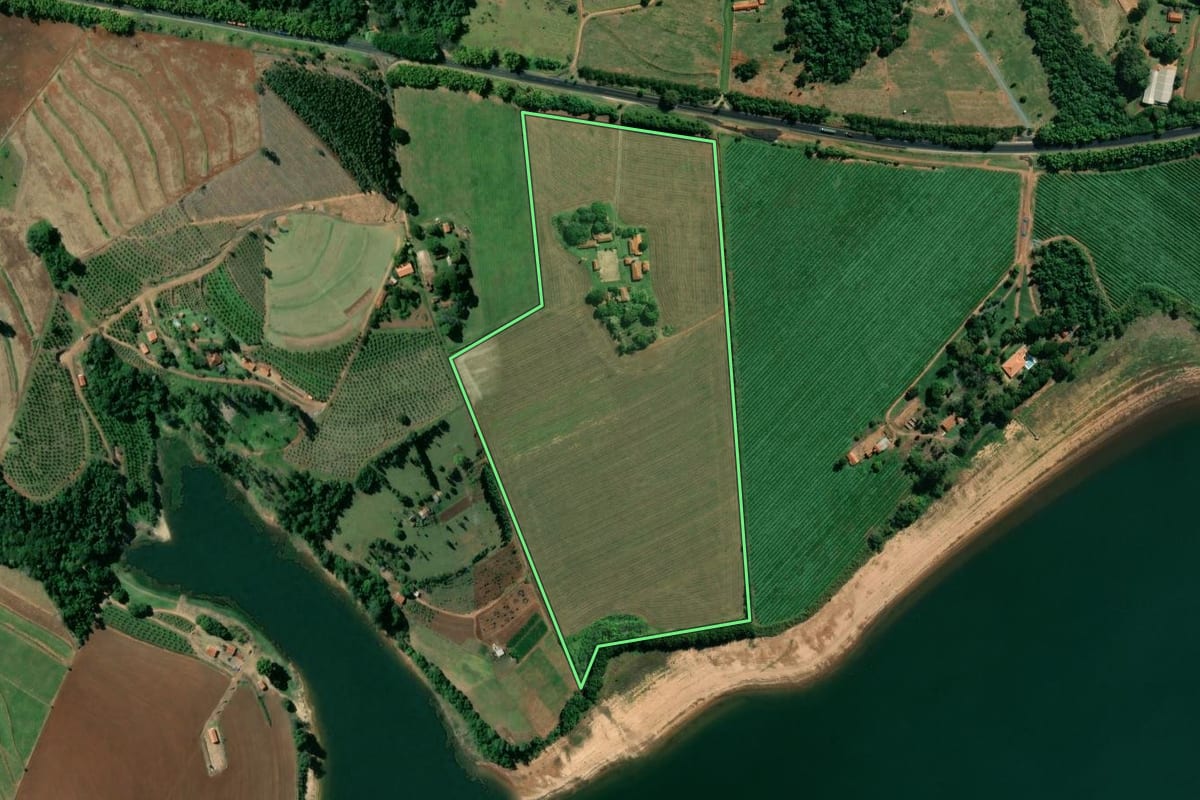 Imagem de satélite do imóvel rural em Piraju (SP), com o contorno declarado no CAR desenhado por cima.