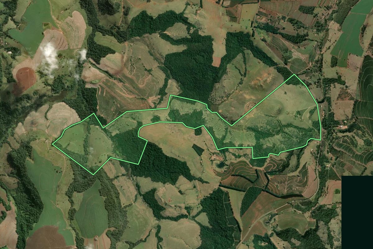 Imagem de satélite do imóvel rural em Piraju (SP), com o contorno declarado no CAR desenhado por cima.