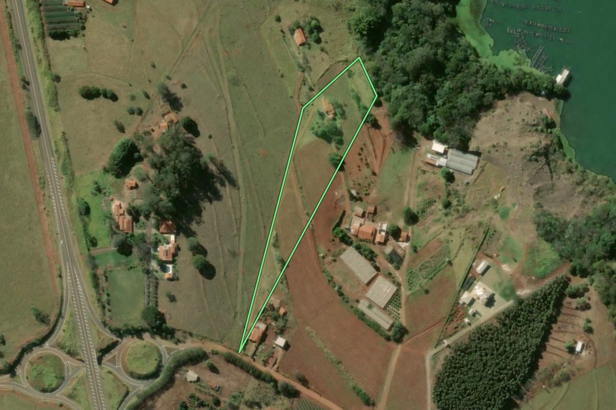 Imagem de satélite do imóvel rural em Piraju (SP), com o contorno declarado no CAR desenhado por cima.