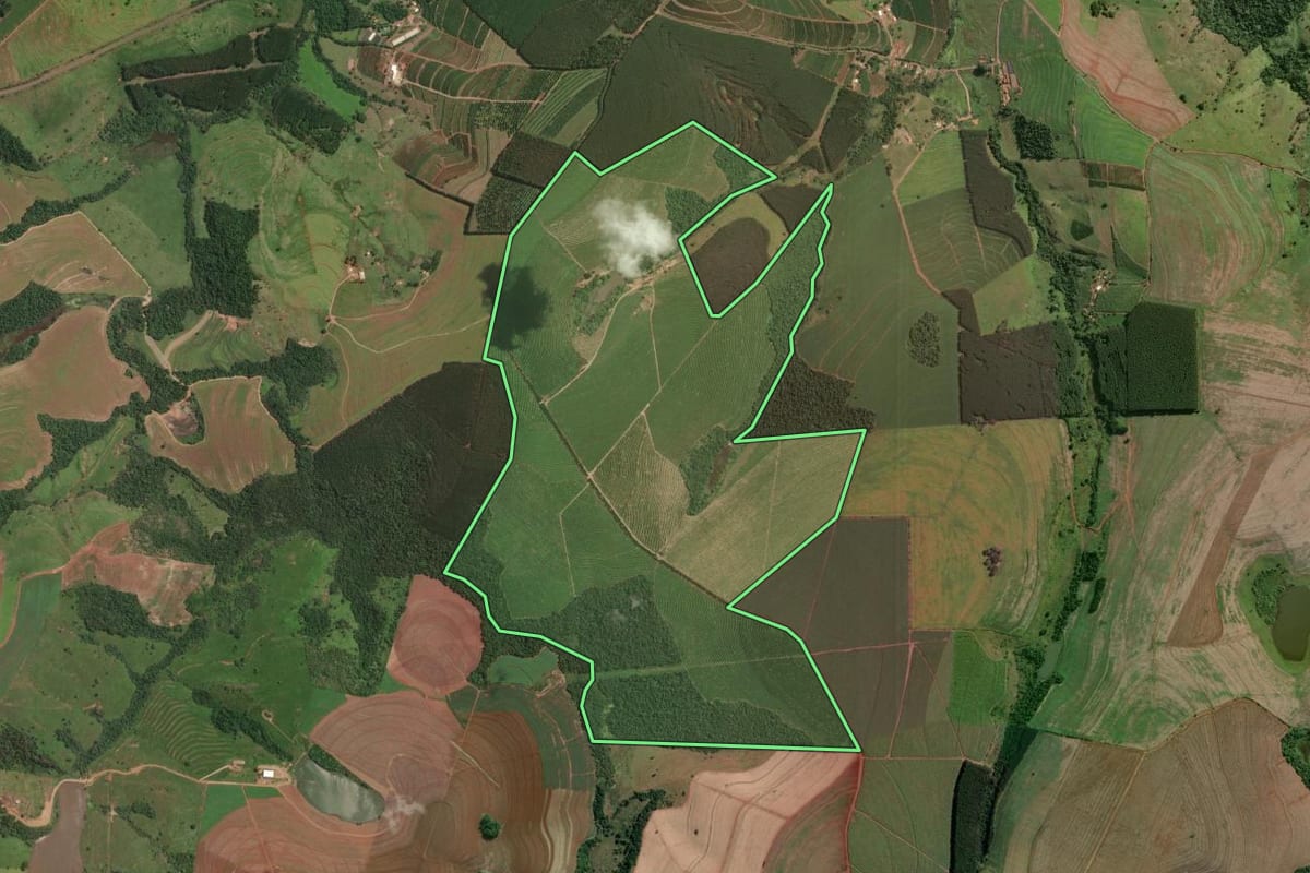 Imagem de satélite do imóvel rural em Piraju (SP), com o contorno declarado no CAR desenhado por cima.