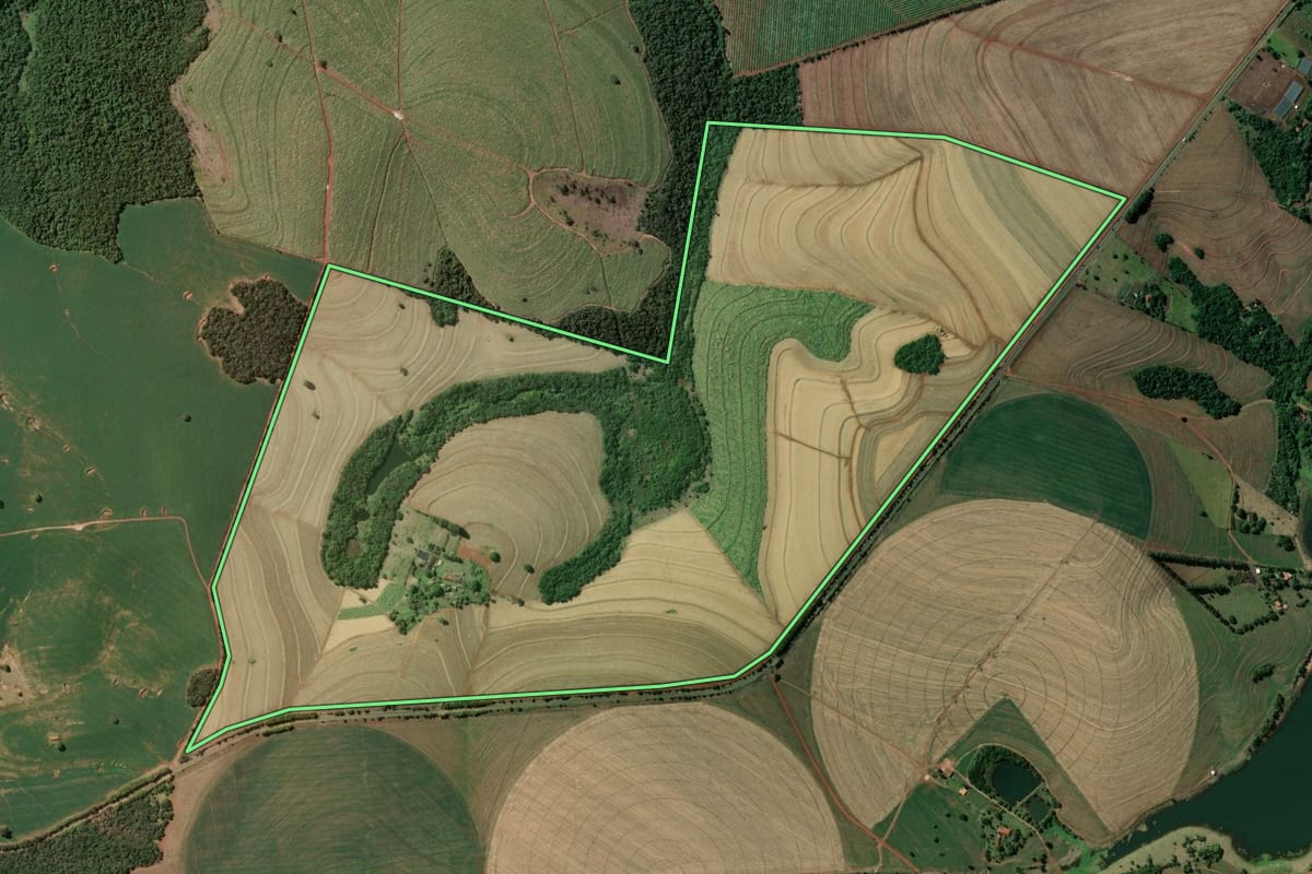 Imagem de satélite do imóvel rural em Piraju (SP), com o contorno declarado no CAR desenhado por cima.