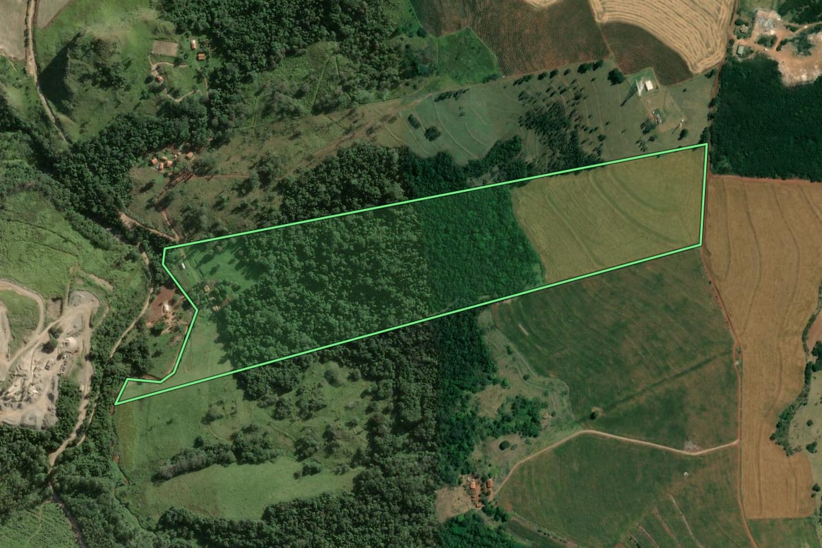 Imagem de satélite do imóvel rural em Piraju (SP), com o contorno declarado no CAR desenhado por cima.