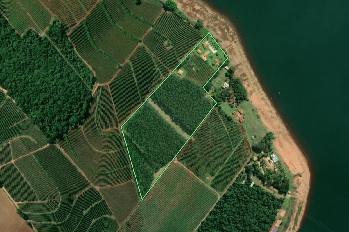 Imagem de satélite do imóvel rural em Piraju (SP), com o contorno declarado no CAR desenhado por cima.