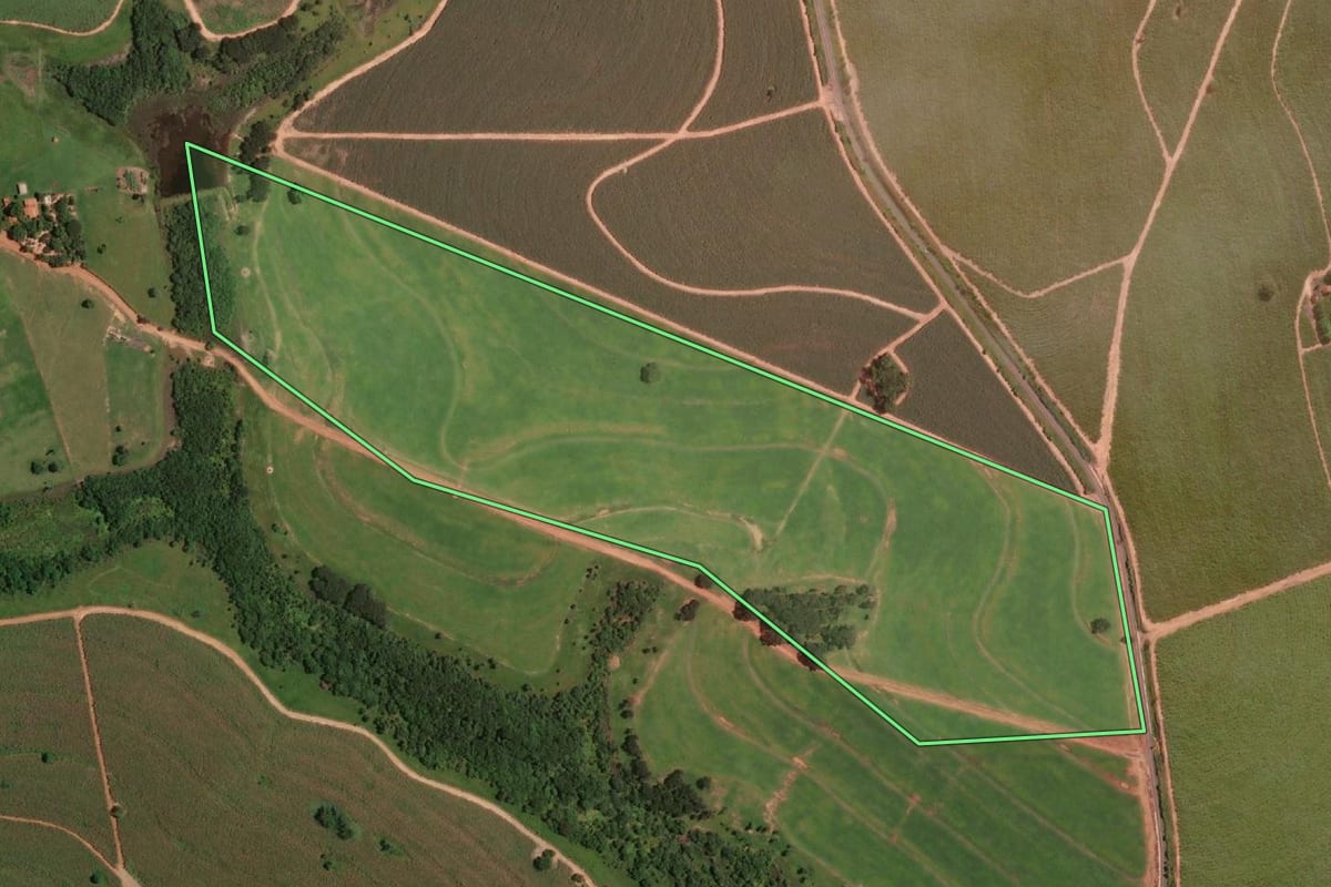Imagem de satélite do imóvel rural em Pirajuí (SP), com o contorno declarado no CAR desenhado por cima.
