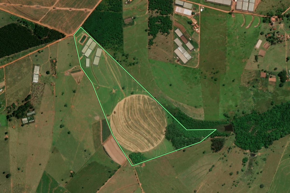 Imagem de satélite do imóvel rural em Pirajuí (SP), com o contorno declarado no CAR desenhado por cima.