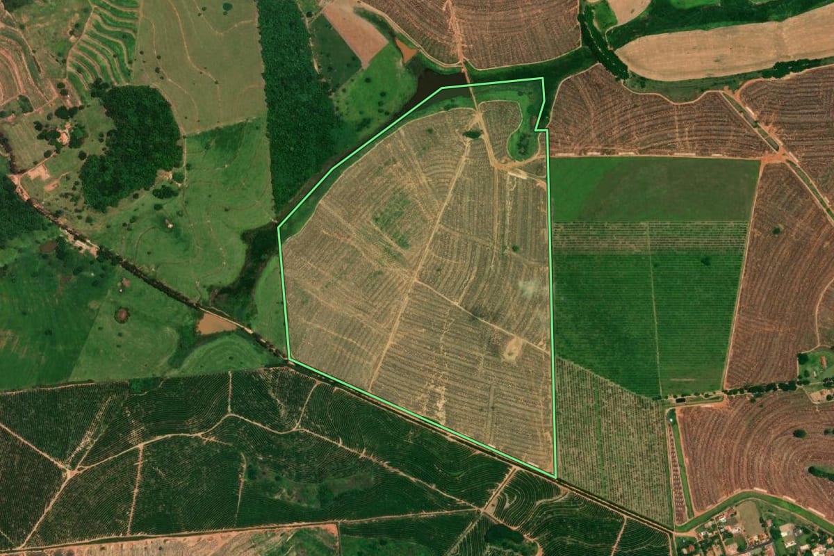 Imagem de satélite do imóvel rural em Pirajuí (SP), com o contorno declarado no CAR desenhado por cima.