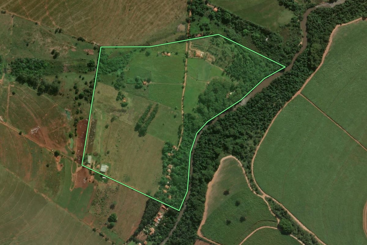 Imagem de satélite do imóvel rural em Pirajuí (SP), com o contorno declarado no CAR desenhado por cima.