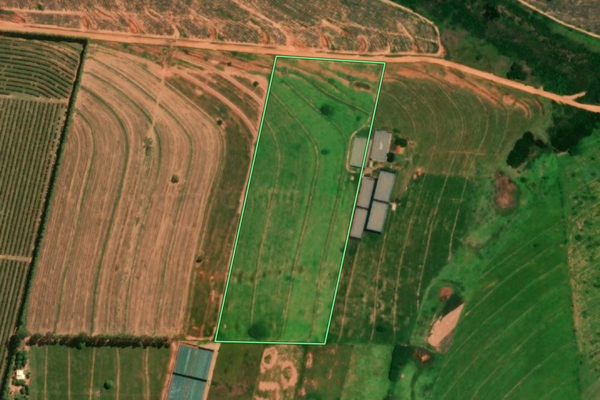 Imagem de satélite do imóvel rural em Pirajuí (SP), com o contorno declarado no CAR desenhado por cima.