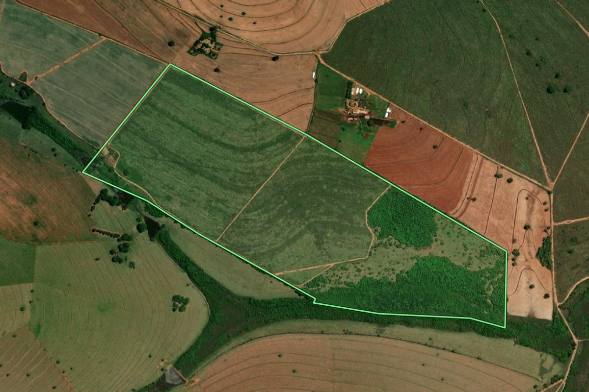 Imagem de satélite do imóvel rural em Pirajuí (SP), com o contorno declarado no CAR desenhado por cima.